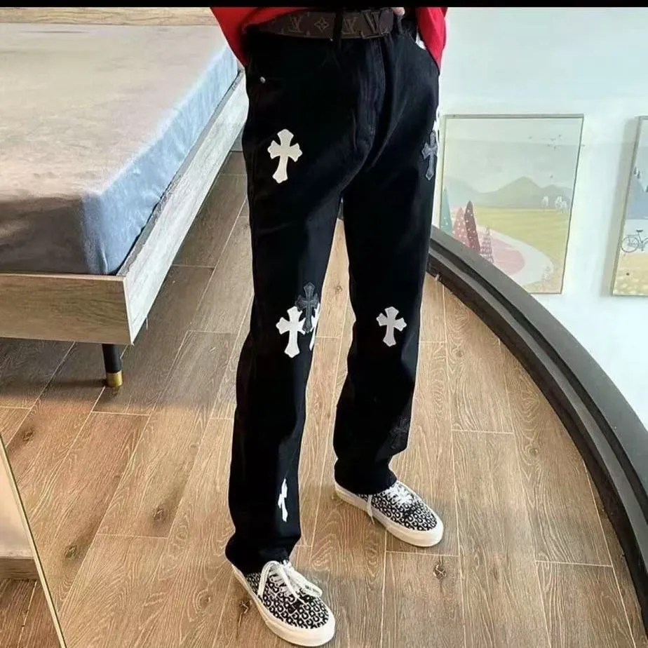 P220 💰 Chrome hearts Chengdu limited new city limited jeans Chrome hearts city limited jeans Hardware customization Original development vintage levis American-made 501 black and gray base remake Levi's American 501 base imported sheepskin 925 silver remake [Top heavy industry fashion design] Consistently high-street luxury style. Speaking of this style, the Zangyin family and GU family are definitely the leading representative brands. Especially the Zangyin family has really achieved a state-of-the-art effect in creating high-street style. The unique washed material is used to create this style. The color system is already quite eye-catching. After it is decorated with patchwork cross flowers, it cleverly highlights the charm of the brand. Secondly, this style uses classic The high-waist cutting design highlights the long legs and fashionable temperament of the upper body. The brand is highly recognizable and the slim fit configuration is more suitable for daily wear. It is a product that interprets personality, fashion, and specifications at a glance. This single product is enough to make any fan excited. It can be a white T-shirt for a youthful college style, or a tight suspender for a royal style. It has strong matching ability and can be easily controlled by men.  [Materials and craftsmanship] Needless to say, this point goes without saying. As an excellent craftsman brand, Zangyin’s requirements for details and craftsmanship are really perfect. The washed color of this model has gone through so many processes, not to mention the embellishment of denim appliques. It is also purely hand-made and sewn. Just like what they believe in, only hand-made things have soul and have the meaning of wear. A top-notch heavy-duty fashionable denim item, I look forward to your perfect interpretation! ! Color: black gray size: 28 30 32 34 36